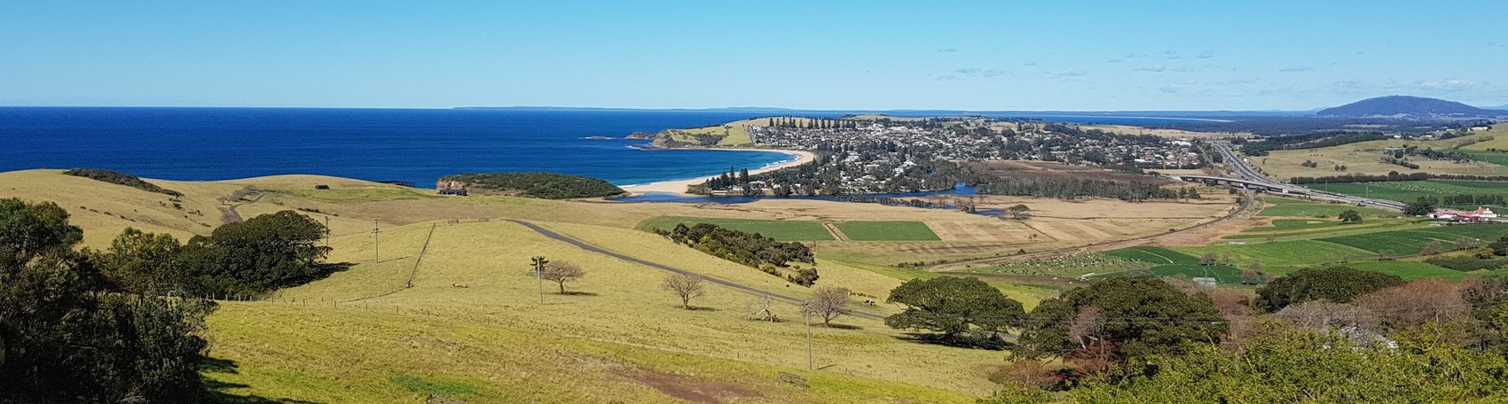 The South Coast from the Gerringong lookout: green hills, the beach and the ocean on the way to Jervis Bay